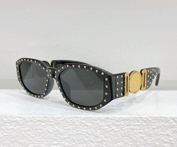 Fashion designer 4361 mens women sunglasses avant-garde color square shape sun glasses summer trendy versatile style Anti-Ultraviolet protection come with case
Fashion designer 4361 mens women sunglasses avant-garde color square shape sun glasses summer trendy versatile style Anti-Ultraviolet protection come with case