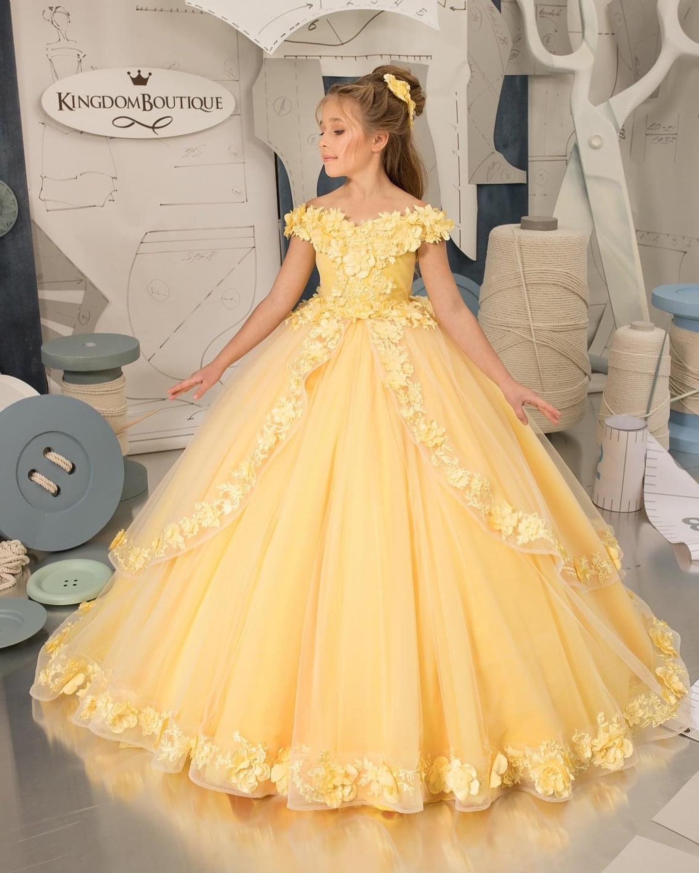 Yellow Girls Dresses Off Shoulder Sleeveless 3D Appliques Sweep Train A E Wer Girl Host Birthday Dress Lz0304