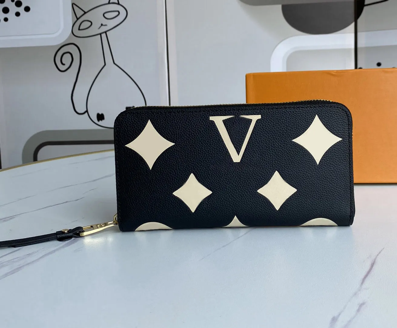 Leather zippy Wallet Female designer long purse zipper coin purse card holder with original box M80481
Leather zippy Wallet Female designer long purse zipper coin purse card holder with original box M80481