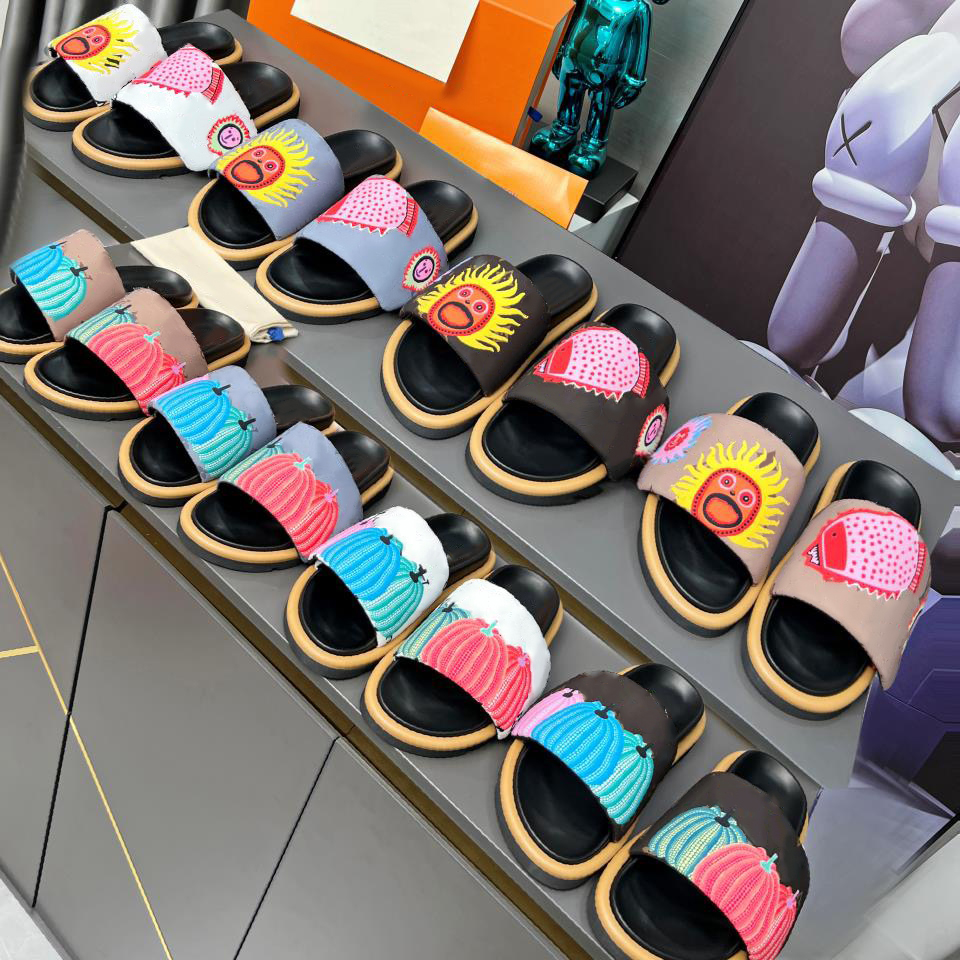 Classic Designer Summer Velcro Slippers Men Women Embroidery New Old Flower Embossed Slippers Face Mueller Shoes Thick Sole Outerwear Slippers Size 35-45, Box
Classic Designer Summer Velcro Slippers Men Women Embroidery New Old Flower Embossed Slippers Face Mueller Shoes Thick Sole Outerwear Slippers Size 35-45, Box
