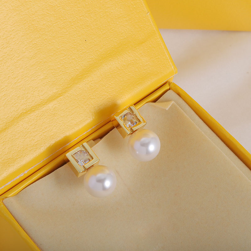 Designer Earrings for Women Luxury Stud Pearl Earings Gold Earring Diamond Hoop Jewelry with Box F Letter Charm Earing Jewerly 236134C
Designer Earrings for Women Luxury Stud Pearl Earings Gold Earring Diamond Hoop Jewelry with Box F Letter Charm Earing Jewerly 236134C
