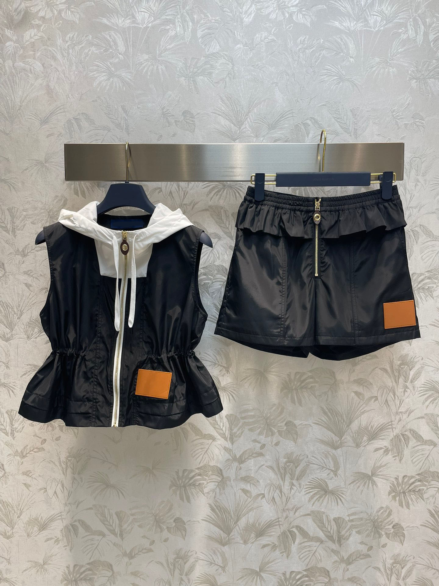 2023 Luxury New Two Piece Shorts Summer Autumn Fashion Women Hooded Sleeveless Leather Patchwork Jacket and High Waist Solid Shorts 2 Pieces Sets, Black
2023 Luxury New Two Piece Shorts Summer Autumn Fashion Women Hooded Sleeveless Leather Patchwork Jacket and High Waist Solid Shorts 2 Pieces Sets, Black