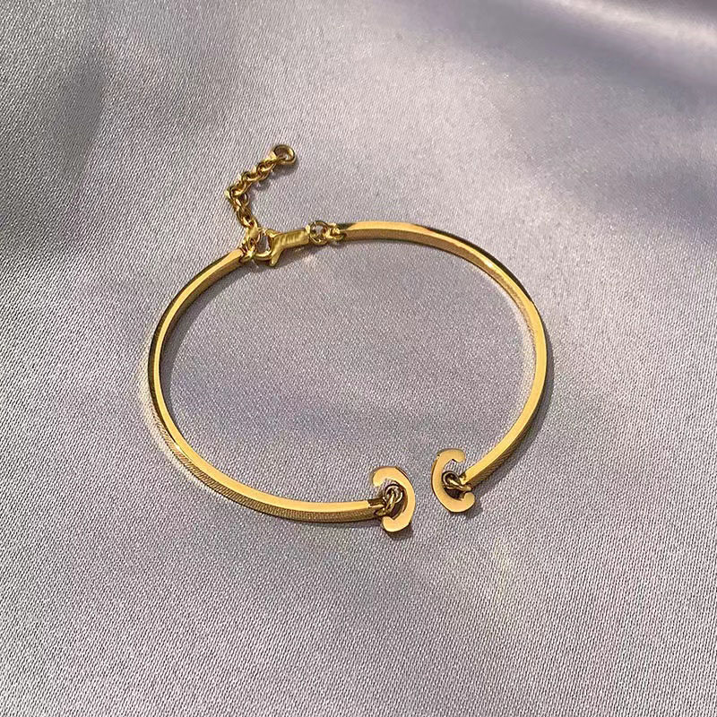 Designer High quality necklace Choker collar Punk retro chunky Link Chain Women s bracelet Designer New Year jewelry accessories
Designer High quality necklace Choker collar Punk retro chunky Link Chain Women s bracelet Designer New Year jewelry accessories