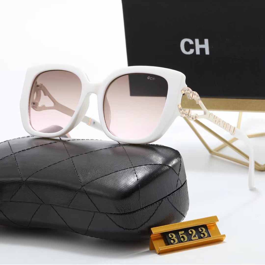 Designer Sunglasses For Women Men Cat Eye Eyewear Special UV 400 Protection Letters Big Leg Double Beam Frame Outdoor Designer Pearl Style Women Sunglasses 3523
Designer Sunglasses For Women Men Cat Eye Eyewear Special UV 400 Protection Letters Big Leg Double Beam Frame Outdoor Designer Pearl Style Women Sunglasses 3523