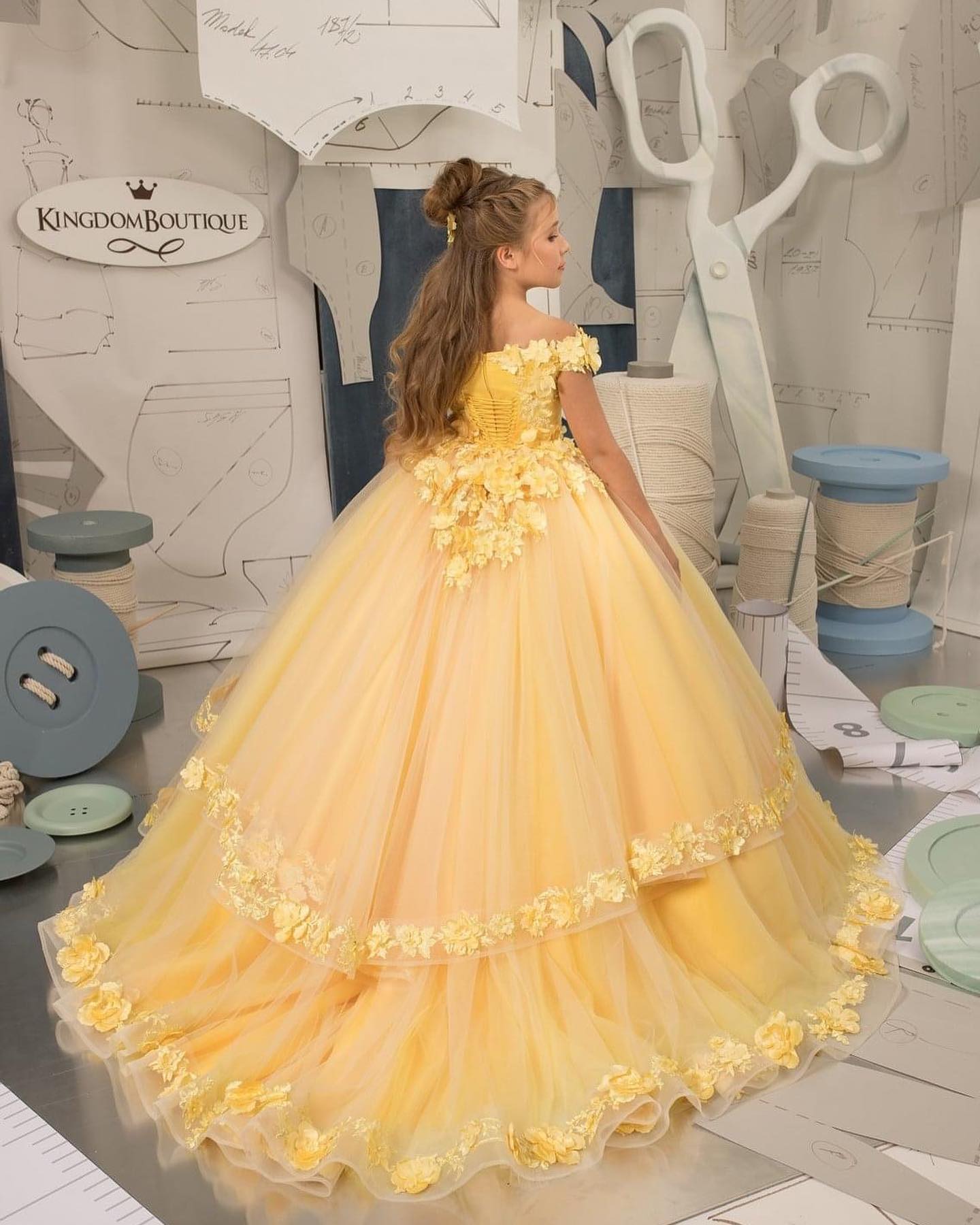 Yellow Girls Dresses Off Shoulder Sleeveless 3D Appliques Sweep Train A E Wer Girl Host Birthday Dress Lz0304