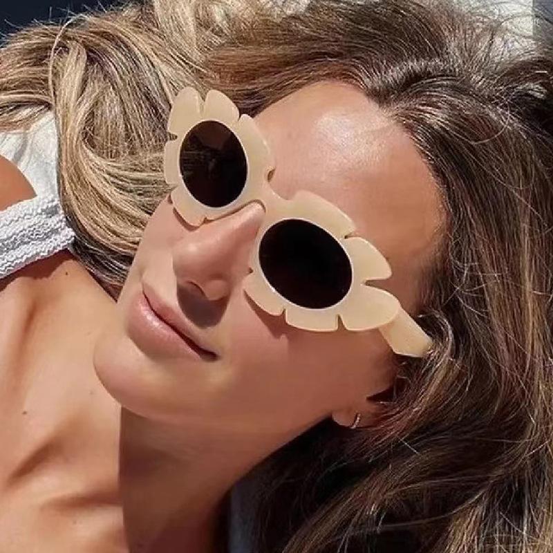 Sunglasses Flower Cat Eyes French Retro Female European And American Exaggerated Sunflower Party Glasses
Sunglasses Flower Cat Eyes French Retro Female European And American Exaggerated Sunflower Party Glasses