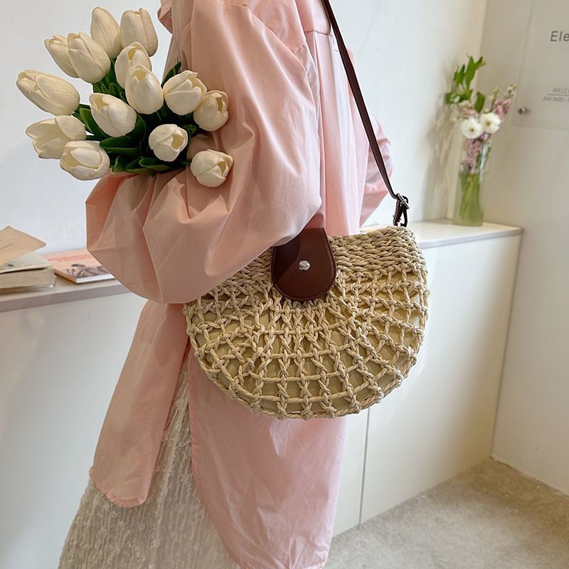 Factory wholesale women handbag summer wovens beach bag semi-circular summers fashion straw bags handmade hollow womenes messenger handbags