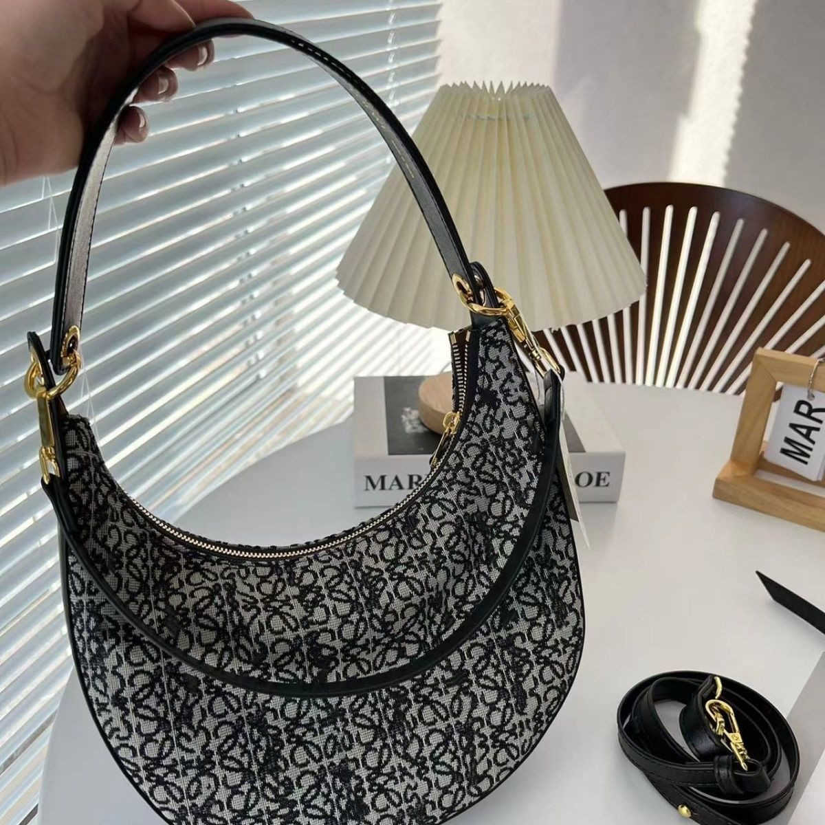 Designer Crescent Bag Shoulder Handbag LOEWS brand women's Graffiti Canvas Handbag Handbag Classic luxury large capacity underarm bag, White
Designer Crescent Bag Shoulder Handbag LOEWS brand women's Graffiti Canvas Handbag Handbag Classic luxury large capacity underarm bag, White