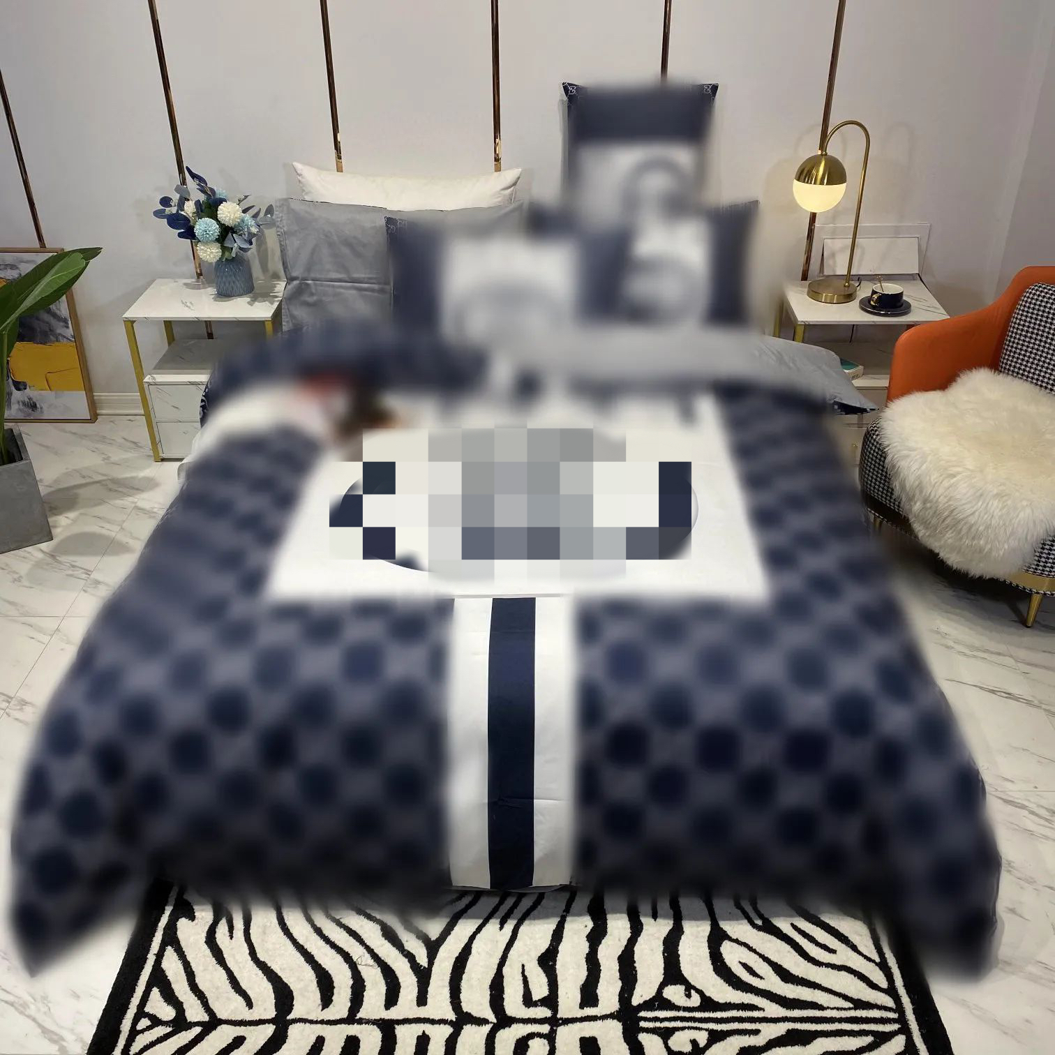 Luxury navy blue designer bedding sets letter printed  king size duvet cover bed sheet summer spring fashion pillowcases comforter set 
Luxury navy blue designer bedding sets letter printed  king size duvet cover bed sheet summer spring fashion pillowcases comforter set