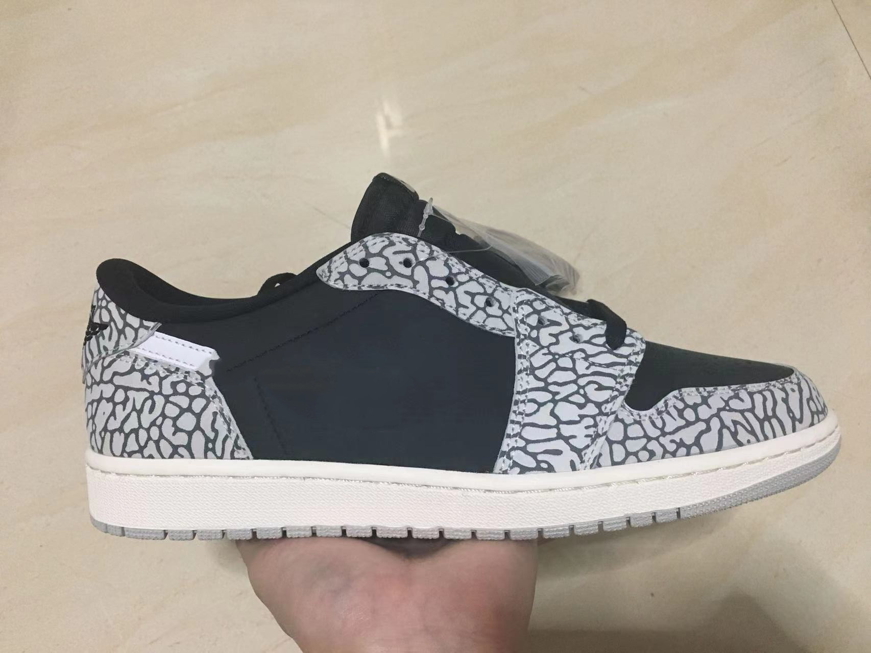 reto 1s jumpman High basketball shoes sneakers Have large size 12-13 with Double box CZ0790-001, Black
reto 1s jumpman High basketball shoes sneakers Have large size 12-13 with Double box CZ0790-001, Black