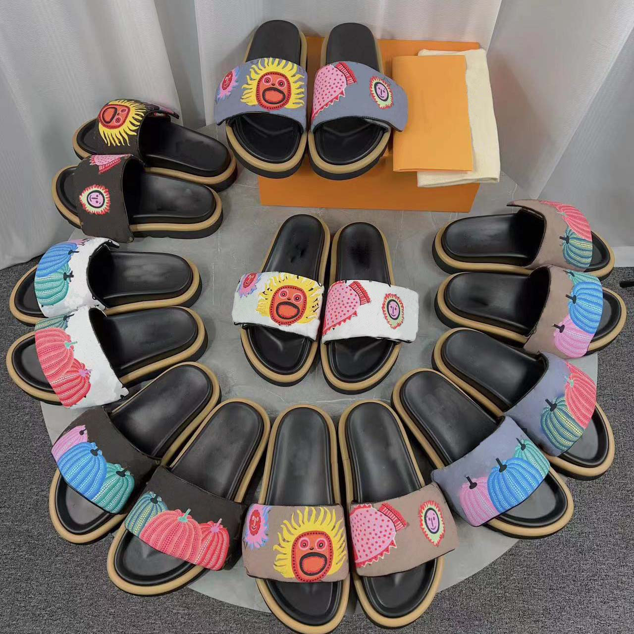 2023 Designer Pool Pillow Mule Women's Sandals Summer Multi color Genuine Leather Cool Comfortable Slippers White Printing Fashion Men, 12
2023 Designer Pool Pillow Mule Women's Sandals Summer Multi color Genuine Leather Cool Comfortable Slippers White Printing Fashion Men, 12