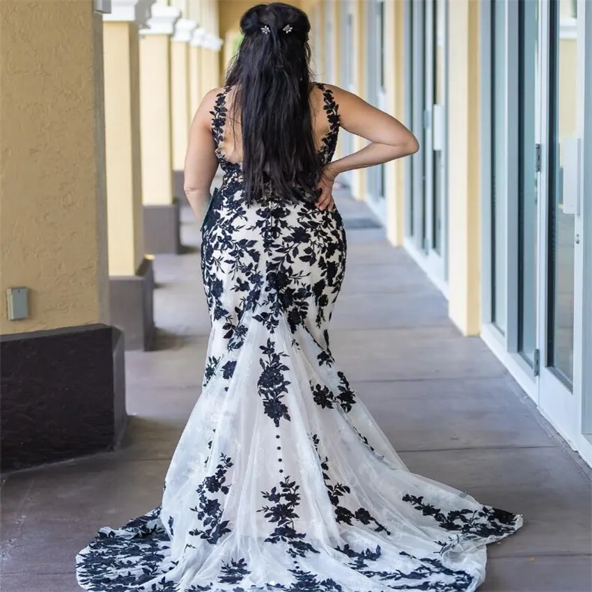Gothic Black And White Mermaid Wedding Dresses Straps Backless Lace Appliques Long Country Beach Bridal Gowns 2026
