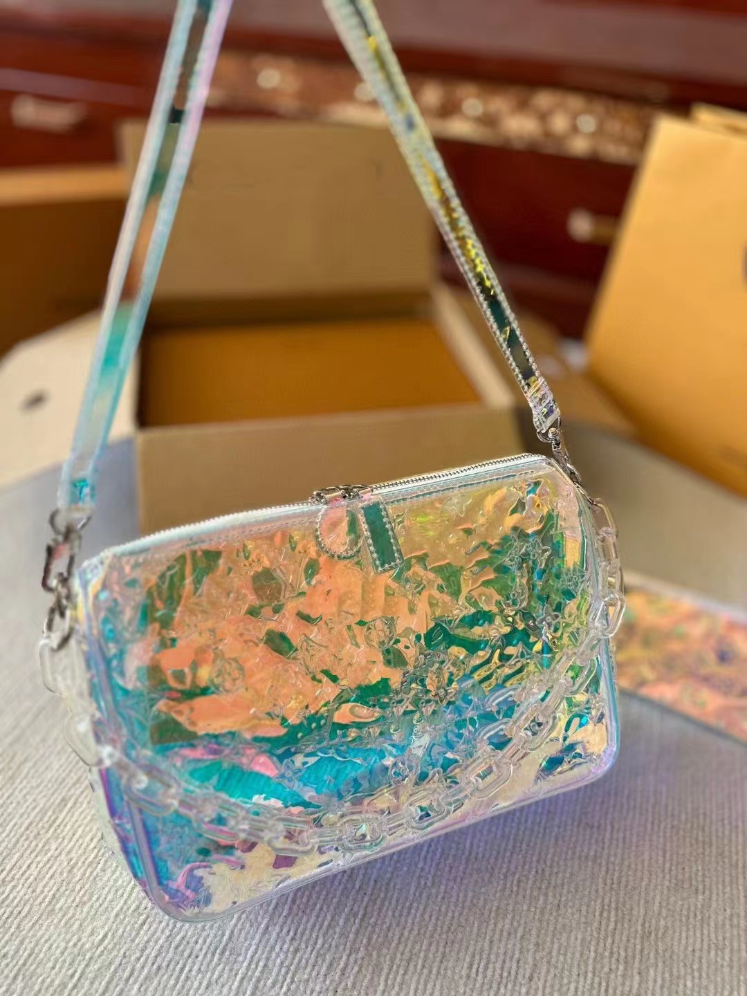 Size 33 29 Men's and women's shoulder crossbody Bag Magic Half Moon Bag Designer Bag Laser Pvc Transparent Handbag Silver Blue Purple Yellow Green mixed color 0123
Size 33 29 Men's and women's shoulder crossbody Bag Magic Half Moon Bag Designer Bag Laser Pvc Transparent Handbag Silver Blue Purple Yellow Green mixed color 0123