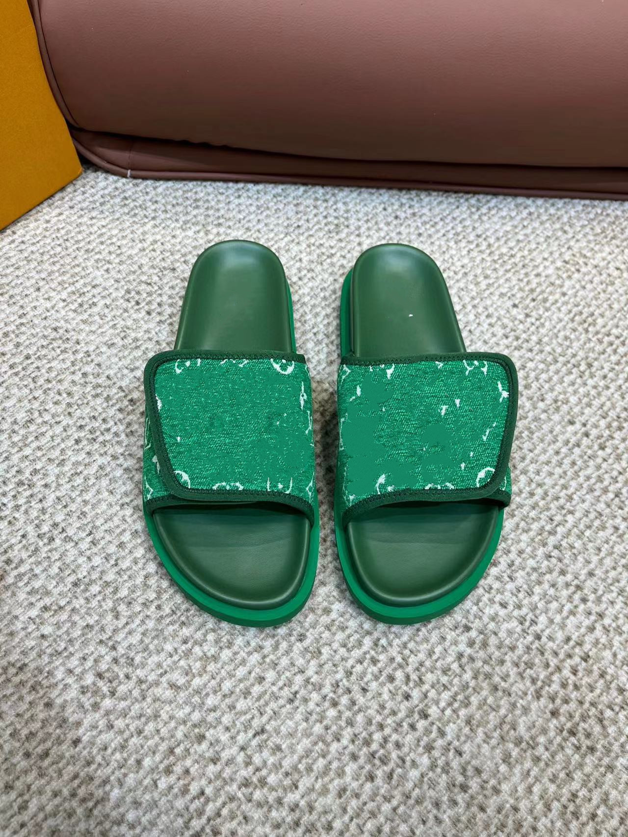 Slippers Designer Fashion Men Slide Sandals Designer Luxury Slide Summer printing Wide Flat Slippery Thick Channel Sandals Tories Slipper hook and loop fasteners, Black
Slippers Designer Fashion Men Slide Sandals Designer Luxury Slide Summer printing Wide Flat Slippery Thick Channel Sandals Tories Slipper hook and loop fasteners, Black