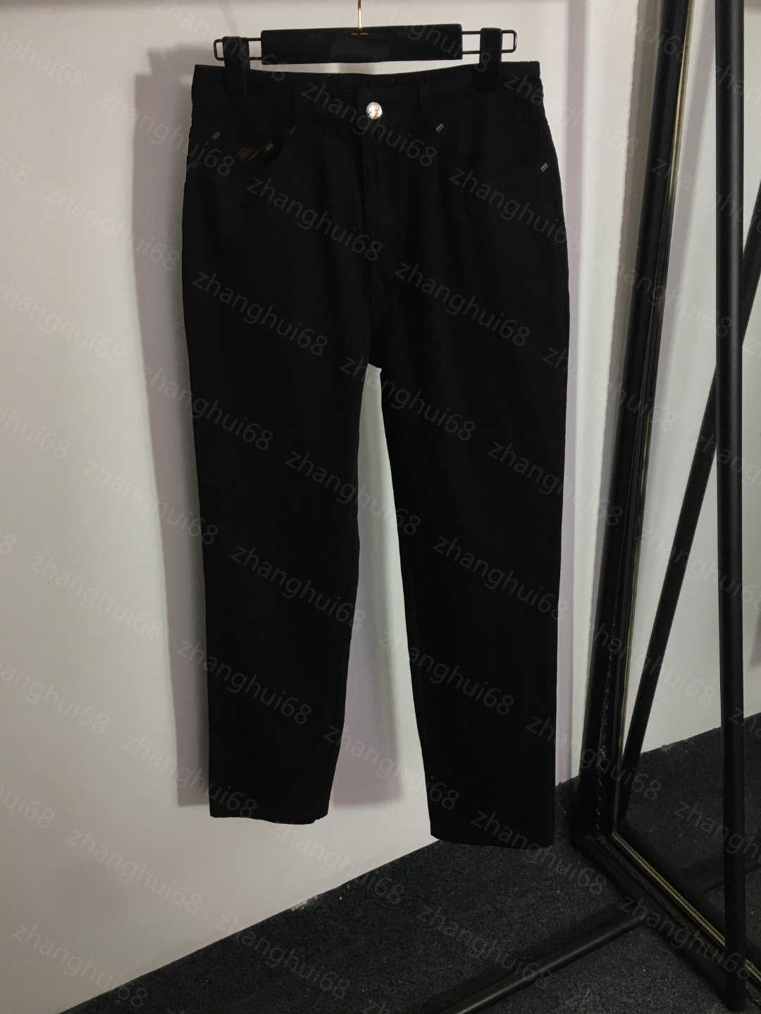 23ss Womens Pants Denim jeans designer women jeans Letter triangle pocket logo Hardware Slimming all-in-one denim pants High quality womens clothing
23ss Womens Pants Denim jeans designer women jeans Letter triangle pocket logo Hardware Slimming all-in-one denim pants High quality womens clothing
