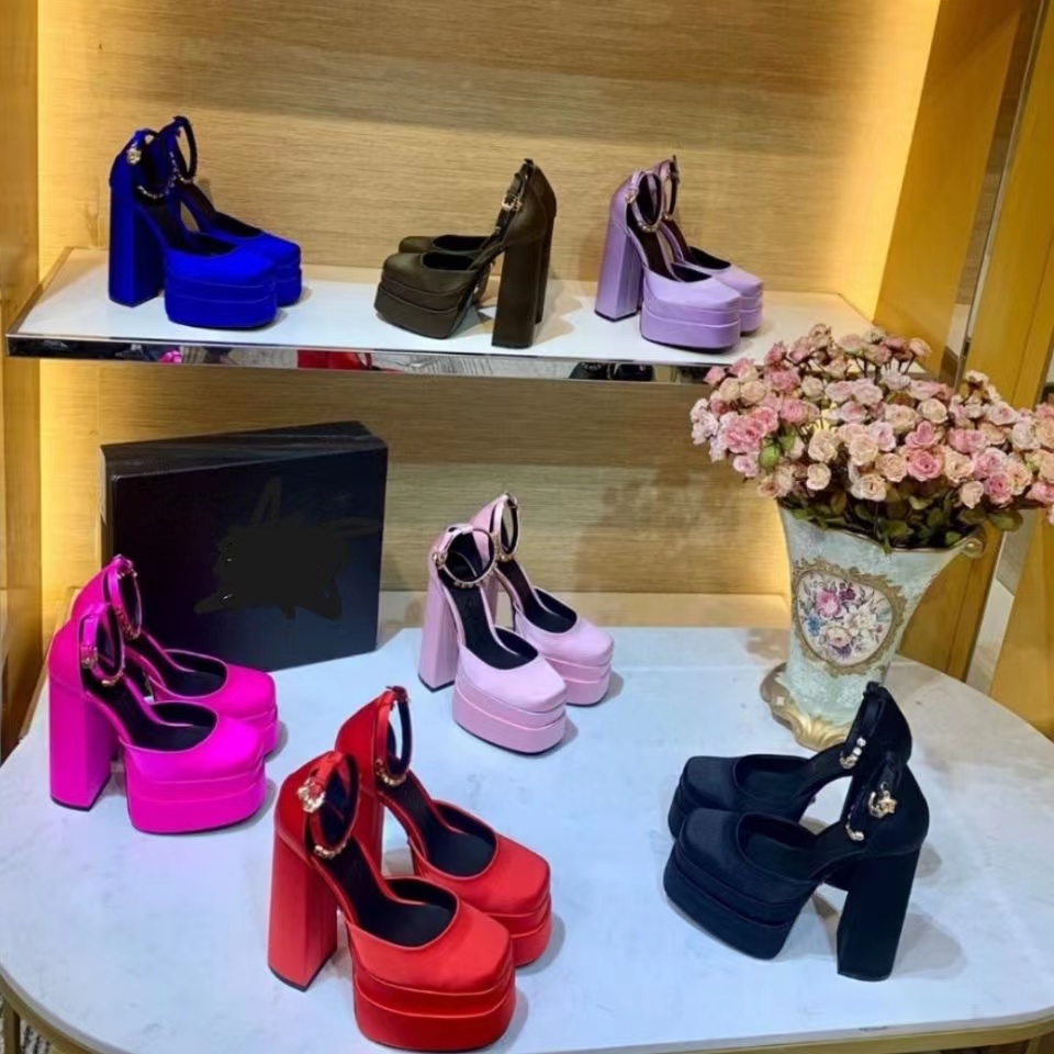 Woman Crystal Dress Shoes Aevitas Double Platform Pump Shoe Lady Fashion Luxurys Sandals Designer Square Toe High Heel Sandal Genuine Leather Silk Rhinestone 35-42
Woman Crystal Dress Shoes Aevitas Double Platform Pump Shoe Lady Fashion Luxurys Sandals Designer Square Toe High Heel Sandal Genuine Leather Silk Rhinestone 35-42