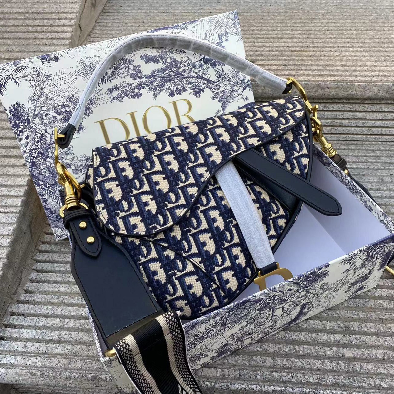 Handbag Saddles bag with Strap Designer Bag backpacks Tote Wallet magnetic Metal pendant Purses Top 5A Shoulder bags Womens Crossbody Handbags s7, #39
Handbag Saddles bag with Strap Designer Bag backpacks Tote Wallet magnetic Metal pendant Purses Top 5A Shoulder bags Womens Crossbody Handbags s7, #39