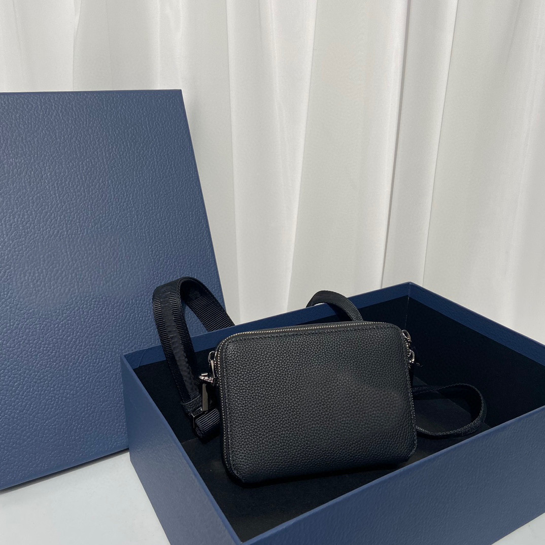 2023 New Men's and Women's Universal Cross Bag High-end custom quality Black grain cow leather carefully designed shoulder bag elegant and practical
2023 New Men's and Women's Universal Cross Bag High-end custom quality Black grain cow leather carefully designed shoulder bag elegant and practical