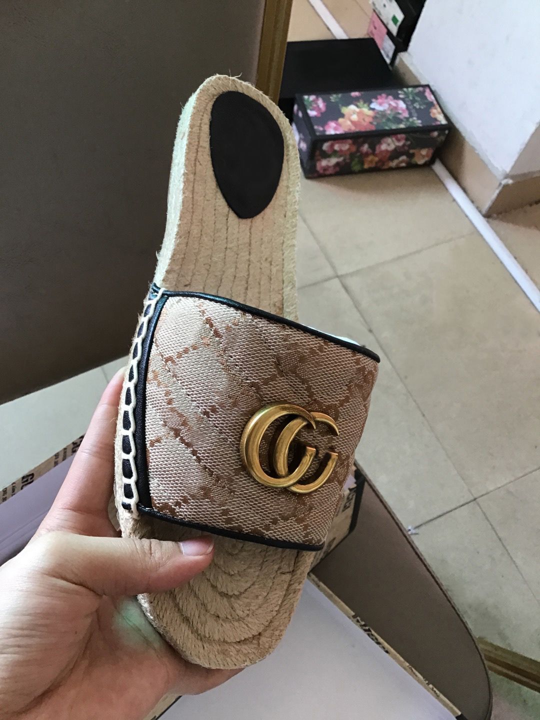 Sandals Women Slides Womens Scuffs Slipper Luxurys Designers Shoes High Heels Genuine Leather Lady Paris Summer Beach Pumps Sizes 35-42, Colour10
Sandals Women Slides Womens Scuffs Slipper Luxurys Designers Shoes High Heels Genuine Leather Lady Paris Summer Beach Pumps Sizes 35-42, Colour10