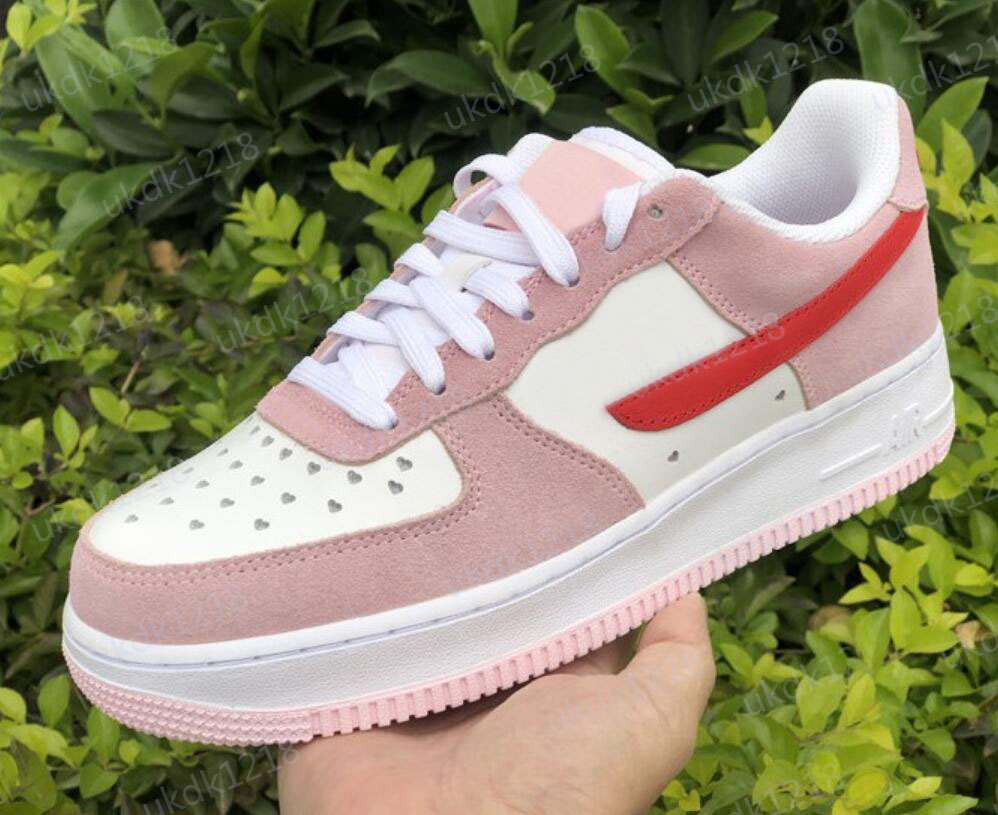 Shoes Basketball Women 1 Low 07 QS Valentines Day Love Letter Force shoes Sneakers Sports DD3384 600, Pink
Shoes Basketball Women 1 Low 07 QS Valentines Day Love Letter Force shoes Sneakers Sports DD3384 600, Pink