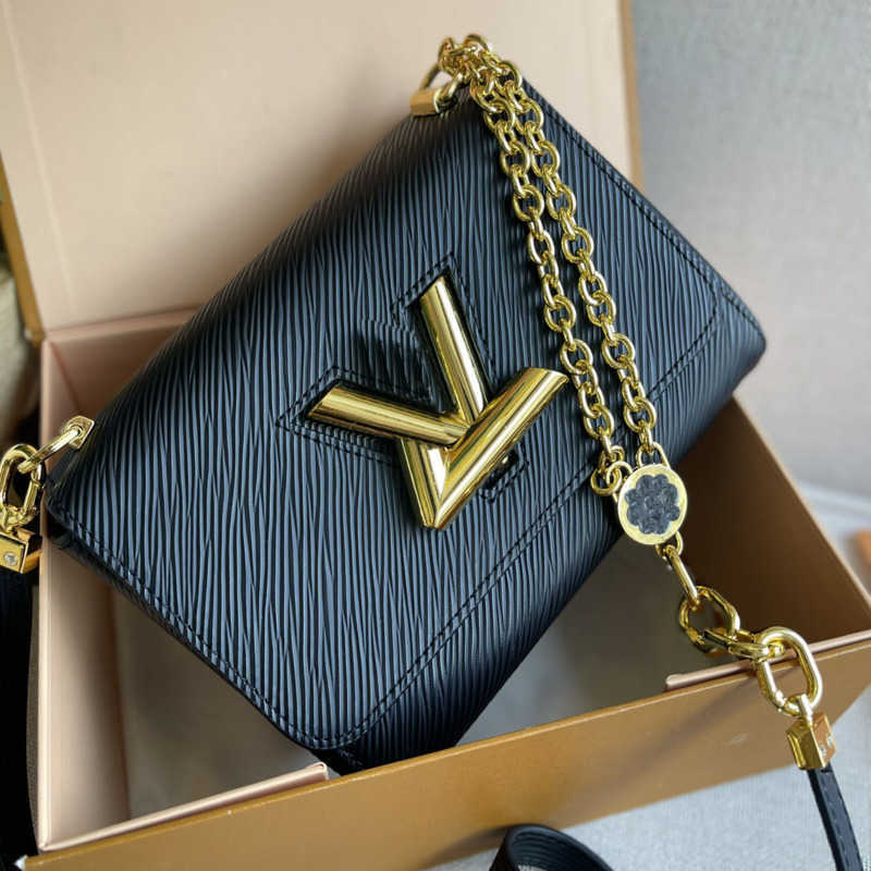 Designer shoulder bag Popular twist bags leather small square Designers bag Metal long chain V shaped buckle Simple fashion tote bag
Designer shoulder bag Popular twist bags leather small square Designers bag Metal long chain V shaped buckle Simple fashion tote bag