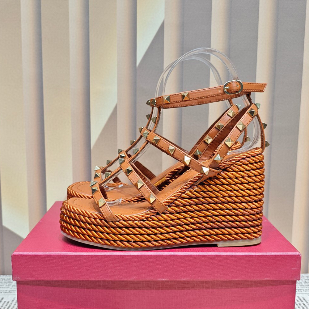 New Stud Srivet Platform Wedge Sandals women's luxury designers leather Chunky Gladiator heeled Sandal evening Party shoes factory footwear 9.5c.m, Black
New Stud Srivet Platform Wedge Sandals women's luxury designers leather Chunky Gladiator heeled Sandal evening Party shoes factory footwear 9.5c.m, Black