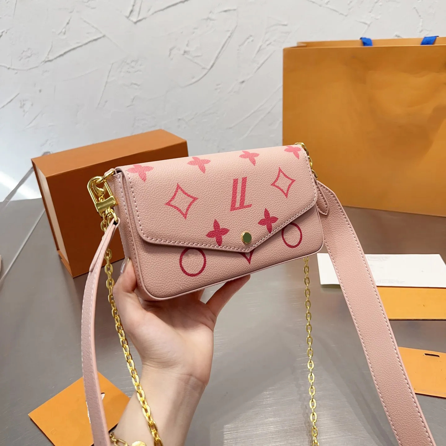 Luxurys Designers bags Purse Newest woman Fashion Flap Shoulder Bag High Quality POCHETTE FELICIE Chain handbag Genuine Leather Hight quality, Pink
Luxurys Designers bags Purse Newest woman Fashion Flap Shoulder Bag High Quality POCHETTE FELICIE Chain handbag Genuine Leather Hight quality, Pink