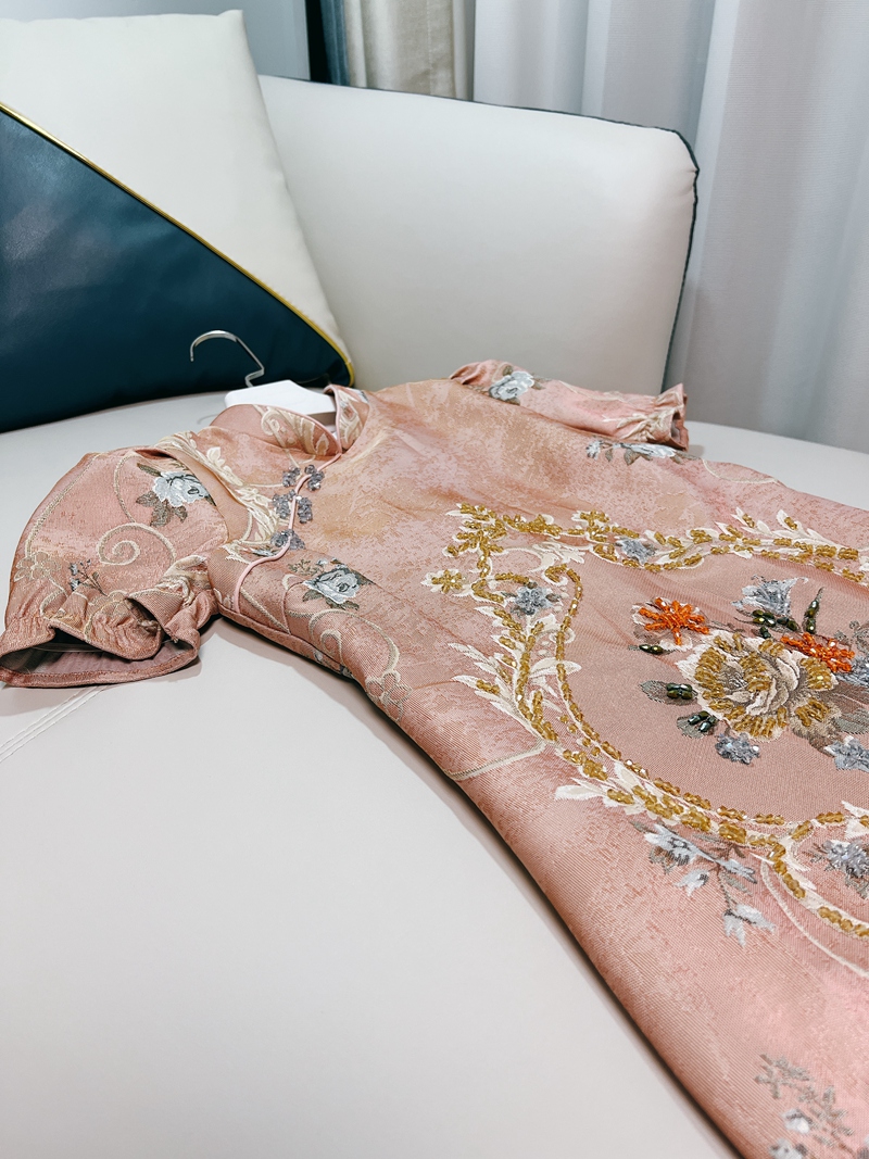 2023 Summer Pink Floral Print Beaded Jacquard Cheongsam Dress Short Sleeve Stand Collar Panelled Short Casual Dresses L3L126449
2023 Summer Pink Floral Print Beaded Jacquard Cheongsam Dress Short Sleeve Stand Collar Panelled Short Casual Dresses L3L126449