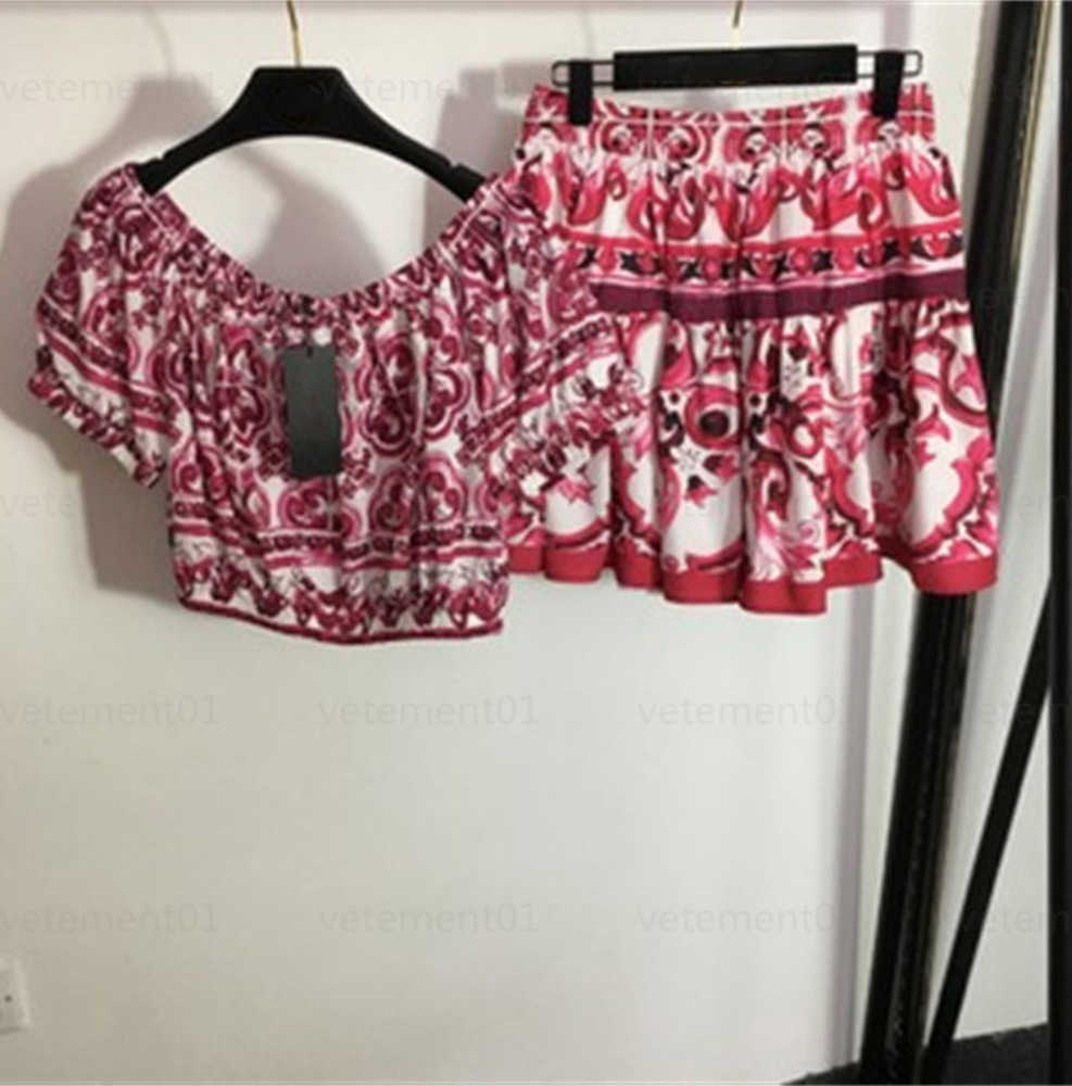 Two Piece Set Floral Pattern Skirt Retro Floral Print Short Sleeve Top High Waist Fashion Casual Pleated Short Half Designer Skirts 0607
Two Piece Set Floral Pattern Skirt Retro Floral Print Short Sleeve Top High Waist Fashion Casual Pleated Short Half Designer Skirts 0607