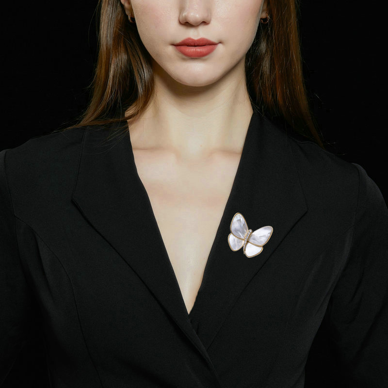 Elegant Design Butterfly Shape Natural Shell Brooches Silver Pin Breast Pins for Women Gift