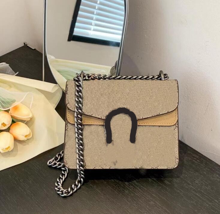 Ladies wallet luxury designer red black brown chain handbag classic letter Print metal Snaker buckle high quality shoulder bag handbags, 6(23cm)
Ladies wallet luxury designer red black brown chain handbag classic letter Print metal Snaker buckle high quality shoulder bag handbags, 6(23cm)