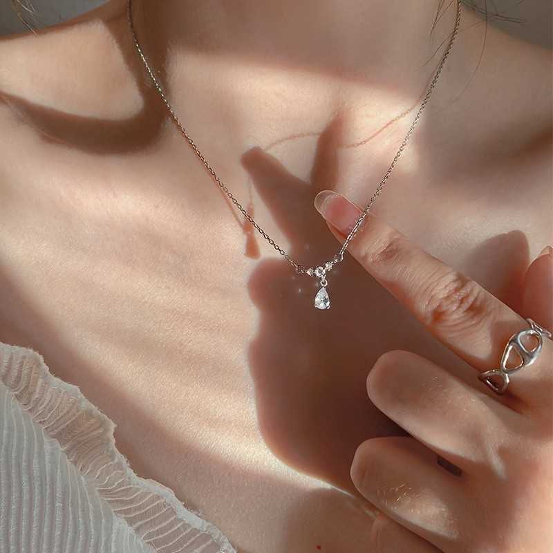 Pendant Necklaces Fashion Water Drop Necklace Clavicle Chain Women Trendy Simple Tiny Rhinestone Jewelry Temperament Party Wedding Gift 230613
Pendant Necklaces Fashion Water Drop Necklace Clavicle Chain Women Trendy Simple Tiny Rhinestone Jewelry Temperament Party Wedding Gift 230613