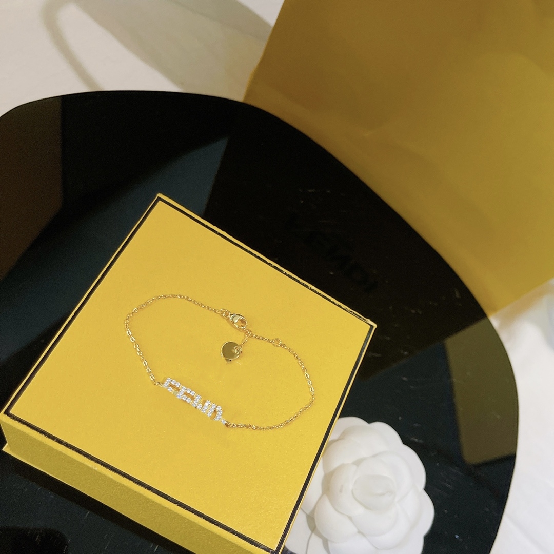 High quality niche bracelet letter classic design atmosphere designer fashion bracelet party wedding anniversary gift box
High quality niche bracelet letter classic design atmosphere designer fashion bracelet party wedding anniversary gift box