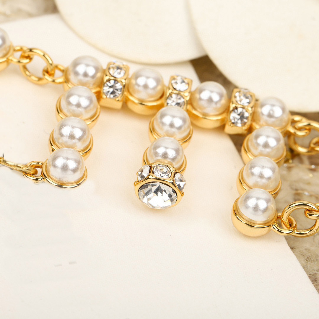 2023 Luxury quality Charm words design drop earring with sparkly diamond and nature shell beads have box stamp PS7153B
2023 Luxury quality Charm words design drop earring with sparkly diamond and nature shell beads have box stamp PS7153B