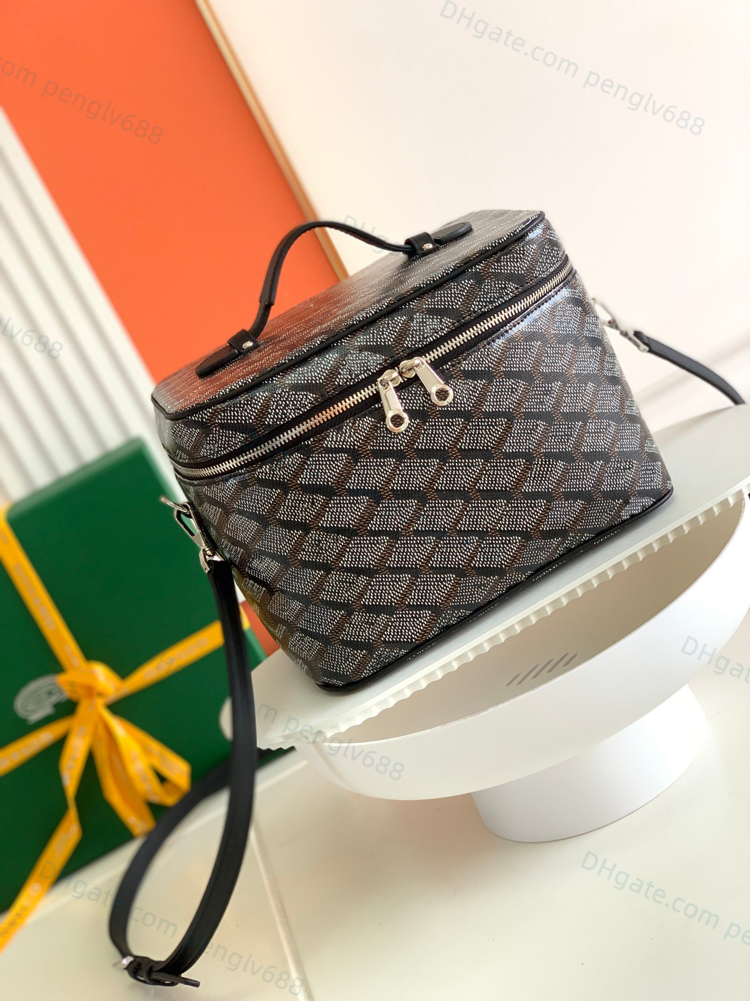 Sliding elastic fixed strap Luxurys Lady Cosmetic Bags Fashion Totes Women Designers Toiletry Travel Pouch Ladies Purses High Quality Handbag, White 
Sliding elastic fixed strap Luxurys Lady Cosmetic Bags Fashion Totes Women Designers Toiletry Travel Pouch Ladies Purses High Quality Handbag, White