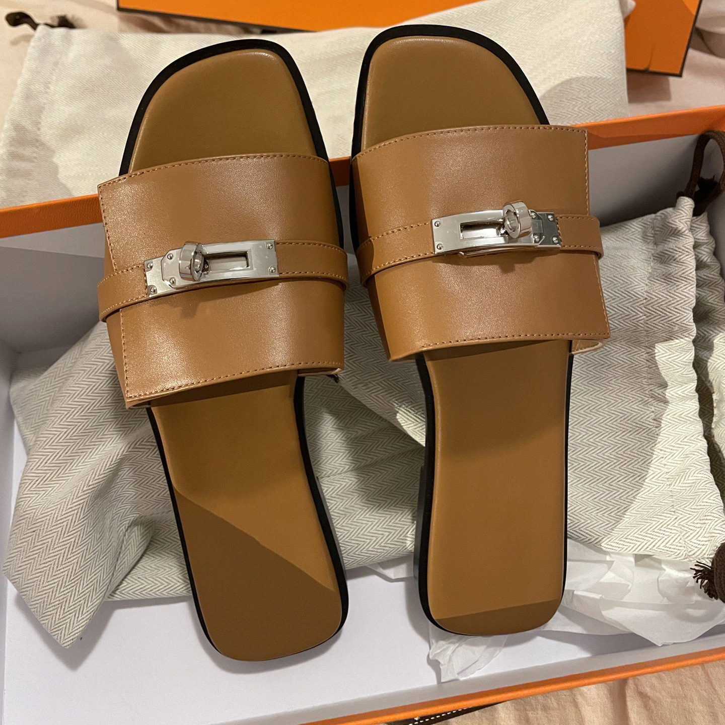 Metal buckle Slides H Designer flat Slippers Sandals Summer lambskin Sliders woman shoes classic beach casual h sandale womens outside slipper
Metal buckle Slides H Designer flat Slippers Sandals Summer lambskin Sliders woman shoes classic beach casual h sandale womens outside slipper