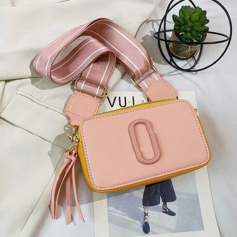 Shoulder Small luxurys handbag Designer with Crossbody Bag Square Wide Ma Versatile Fashion Women Camera handbags high quality s designers bags, Red7
Shoulder Small luxurys handbag Designer with Crossbody Bag Square Wide Ma Versatile Fashion Women Camera handbags high quality s designers bags, Red7