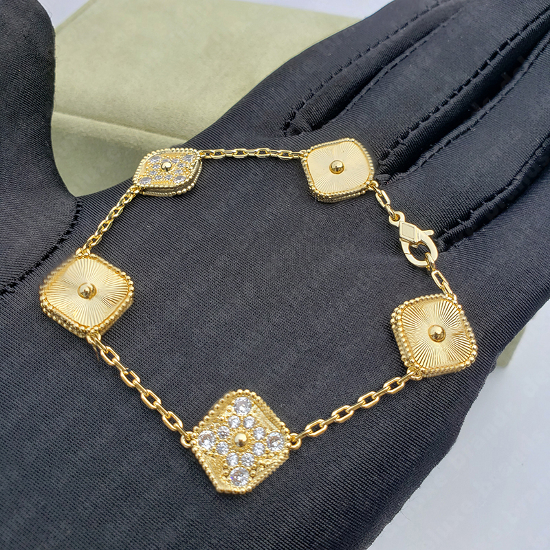 Luxury Classic 4/Four Leaf Clover Lucky Charm Bracelets 18K Gold Agate Shell Mother-of-Pearl for Women and Girl Wedding Mother' Day Jewelry Women Gifts
Luxury Classic 4/Four Leaf Clover Lucky Charm Bracelets 18K Gold Agate Shell Mother-of-Pearl for Women and Girl Wedding Mother' Day Jewelry Women Gifts