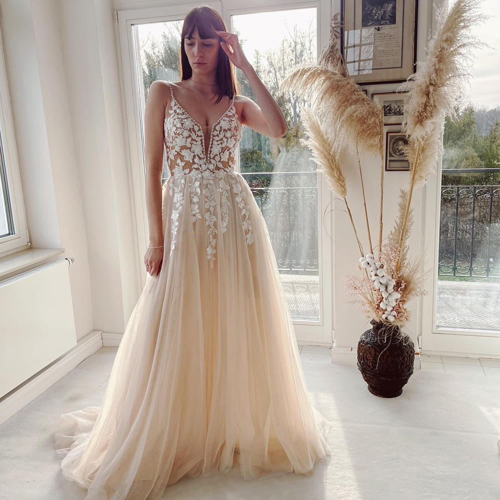 Modern Spaghetti Straps Beach A Line Wedding Dresses V Neck Lace Applique Tulle Bridal Gown Backless Boho Summer robe de mariee