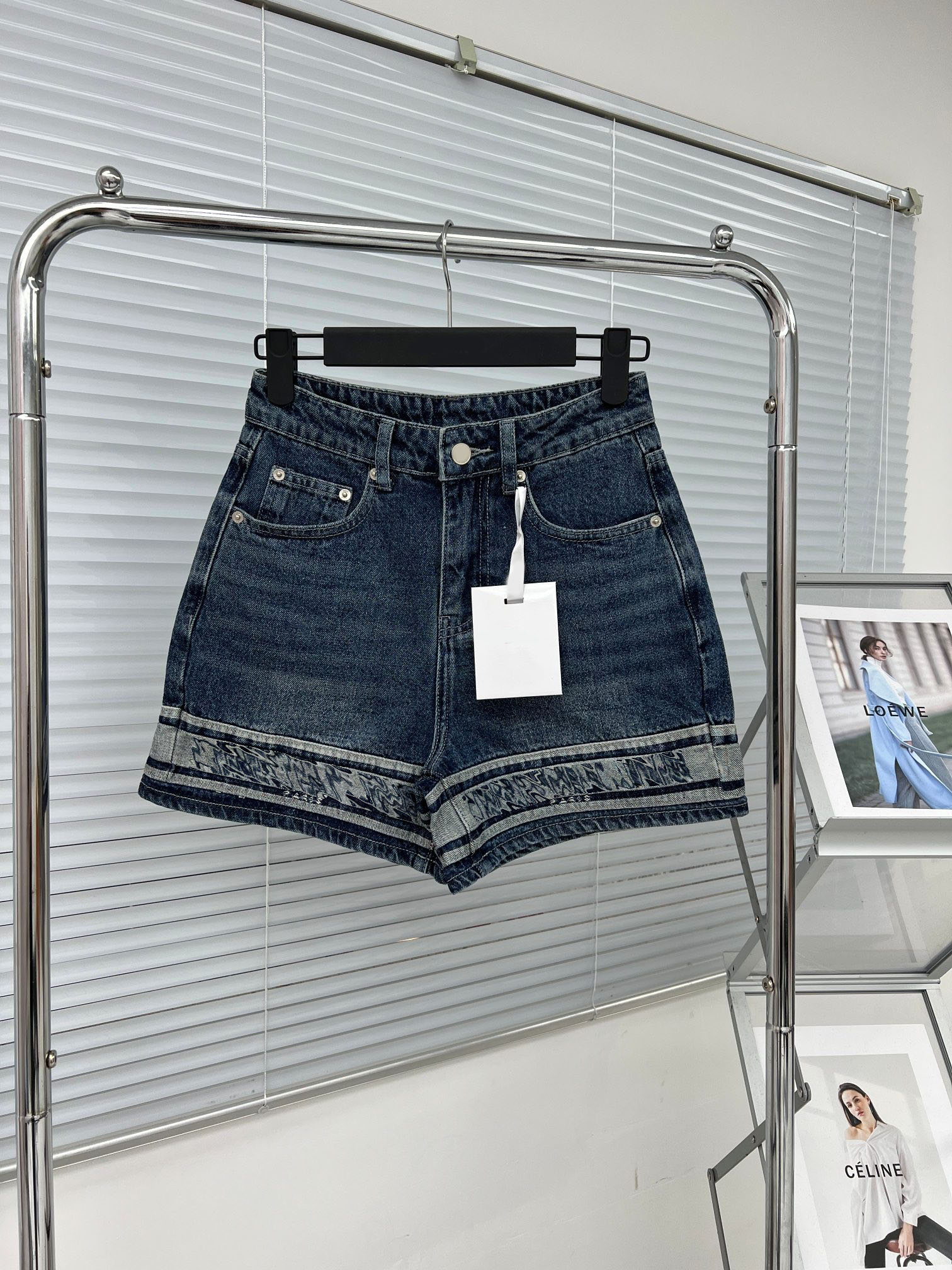 2023 Women's Shorts Luxury Designer Women Letter embroidery Denim Shorts For Summer Lady Casual High Waist Loose Mini Shorts Fashion New, Blue
2023 Women's Shorts Luxury Designer Women Letter embroidery Denim Shorts For Summer Lady Casual High Waist Loose Mini Shorts Fashion New, Blue