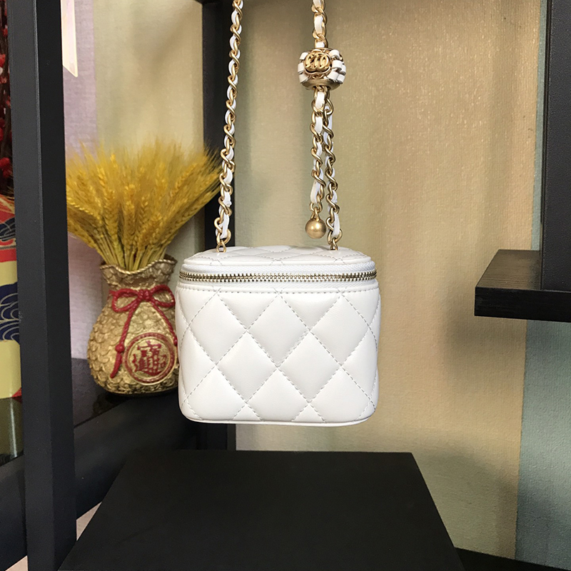 Designer Cosmetic Bag Lambskin Vanity Case 10A Luxury Regulating Chain Crossbody Bag With Box C062
Designer Cosmetic Bag Lambskin Vanity Case 10A Luxury Regulating Chain Crossbody Bag With Box C062