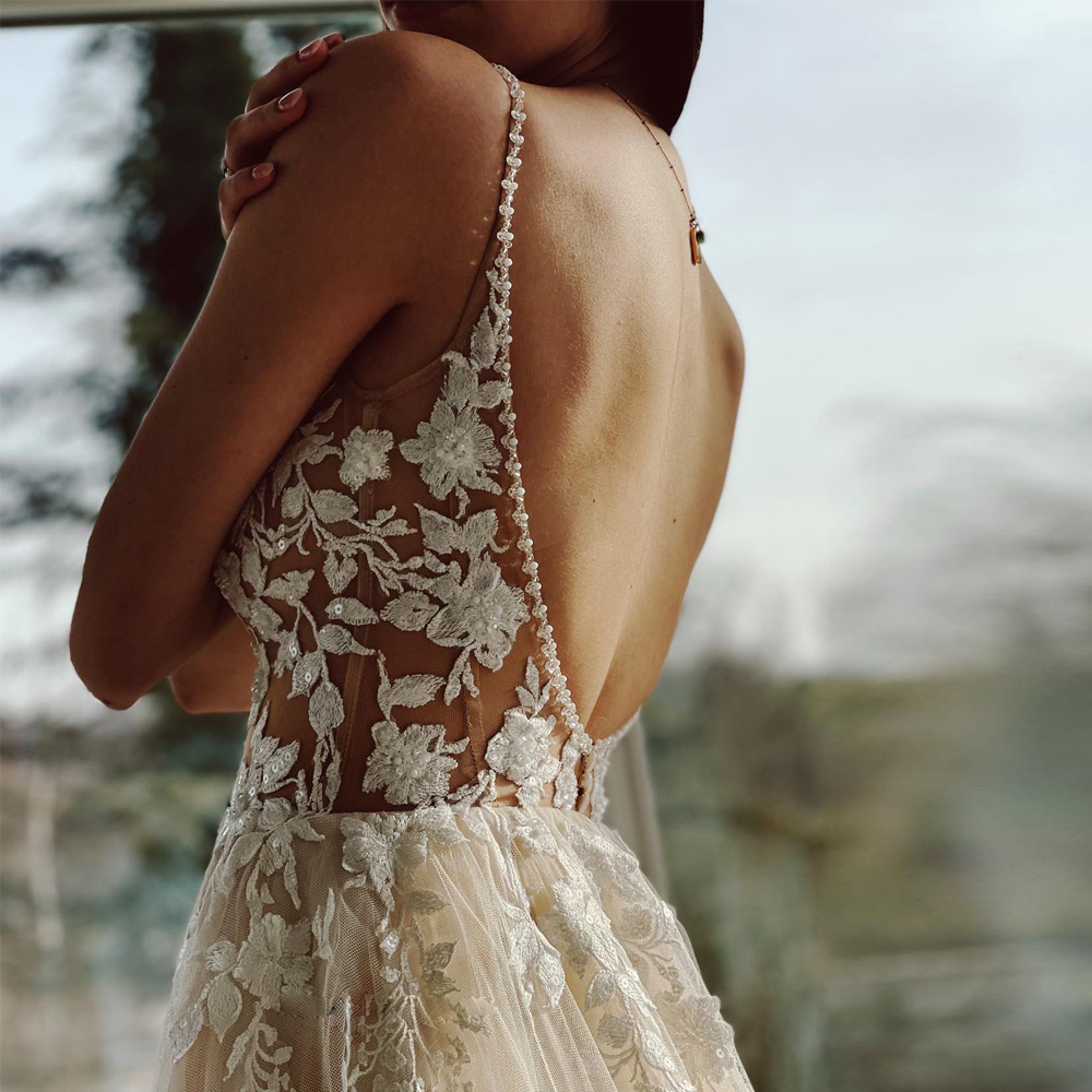 Modern Spaghetti Straps Beach A Line Wedding Dresses V Neck Lace Applique Tulle Bridal Gown Backless Boho Summer robe de mariee