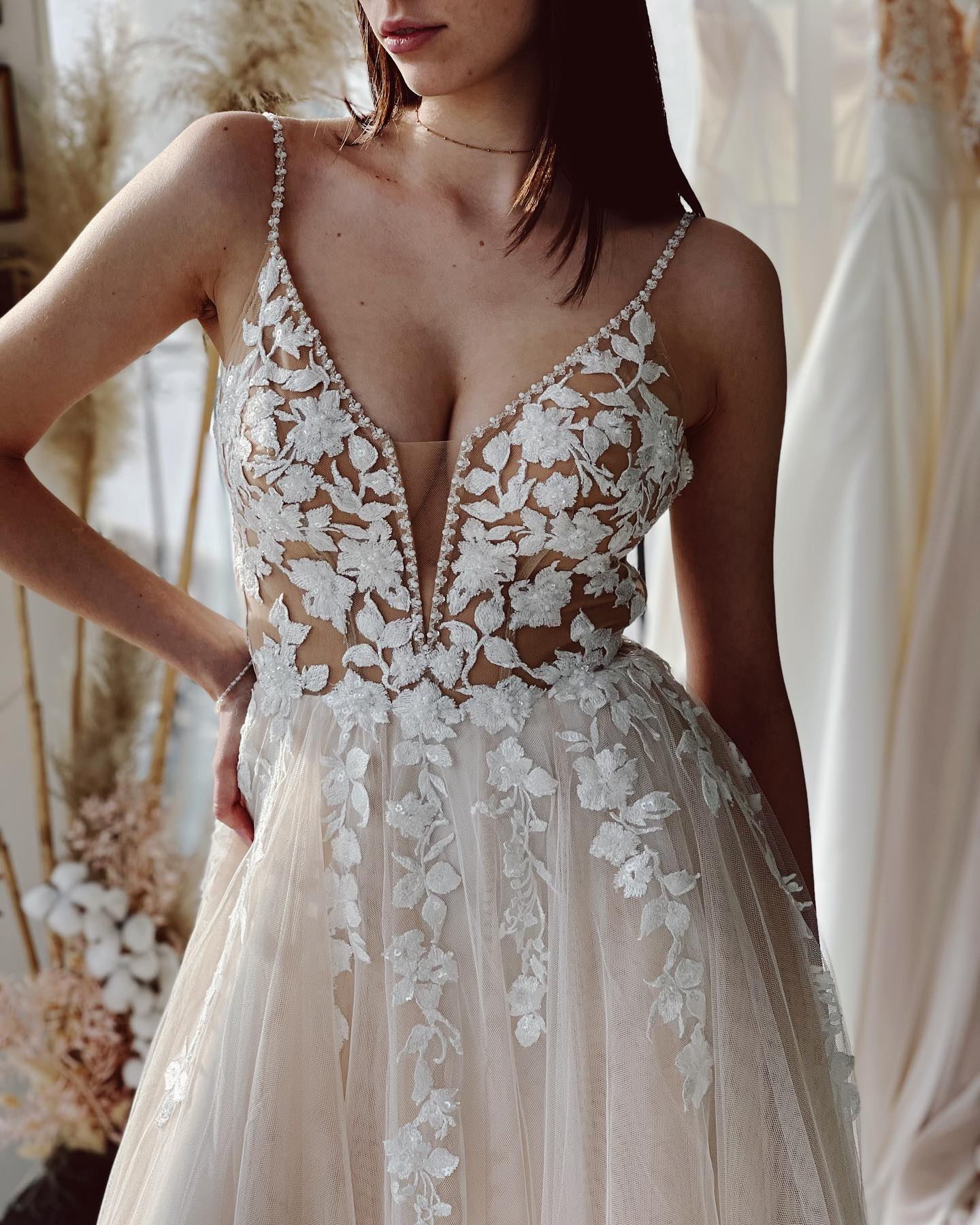 Modern Spaghetti Straps Beach A Line Wedding Dresses V Neck Lace Applique Tulle Bridal Gown Backless Boho Summer robe de mariee