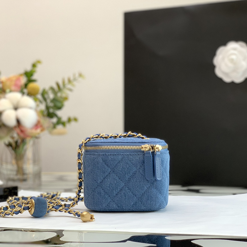 Denim Designer Crossbody bag Lambskin Cosmetic Bags 10A Luxury Camellia Regulating Chain Vanity Case With Box C065, Ivory
Denim Designer Crossbody bag Lambskin Cosmetic Bags 10A Luxury Camellia Regulating Chain Vanity Case With Box C065, Ivory