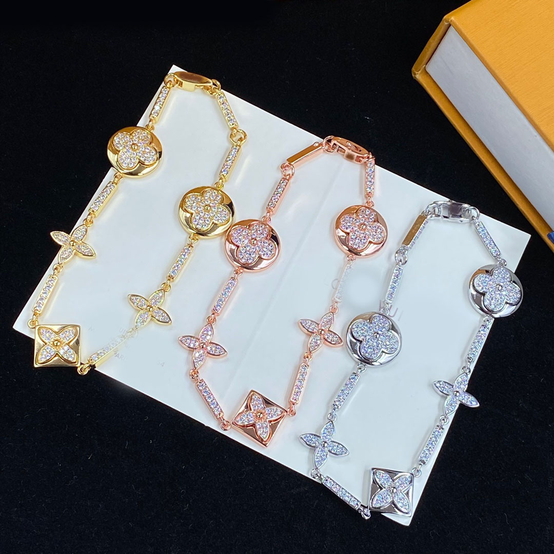 Luxury Designer Elegant Gold Silver Bracelet Fashion Women's Letter Pendant Charm Clover Bracelet Bangle Wedding Special Design Jewelry Quality
Luxury Designer Elegant Gold Silver Bracelet Fashion Women's Letter Pendant Charm Clover Bracelet Bangle Wedding Special Design Jewelry Quality