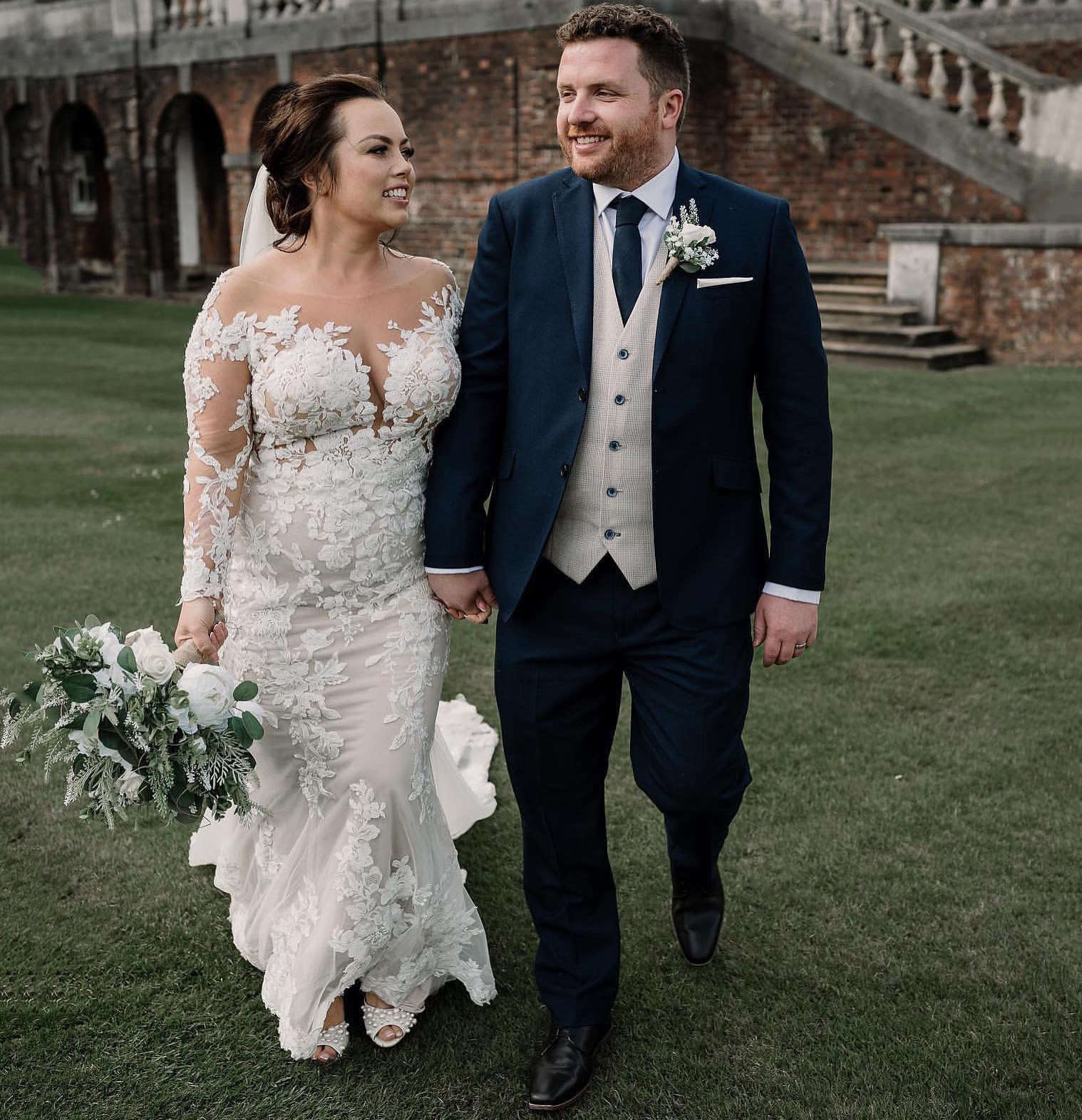 Plus Size Long Sleeves V Neck Mermaid Wedding Dresses Backless Lace Appliques Bridal Gown Scoop Neck Garden Wedding Gown