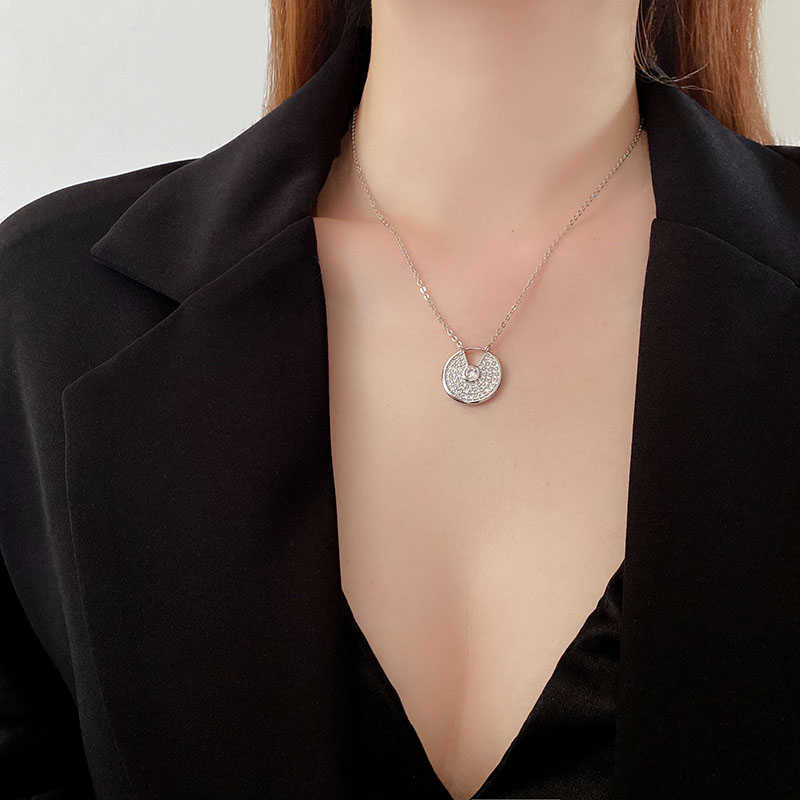 Bestseller Cold Loly High Edition Colorless Full Diamond Carti Same Amulet Necklace Female Collar Chain Brass
Bestseller Cold Loly High Edition Colorless Full Diamond Carti Same Amulet Necklace Female Collar Chain Brass