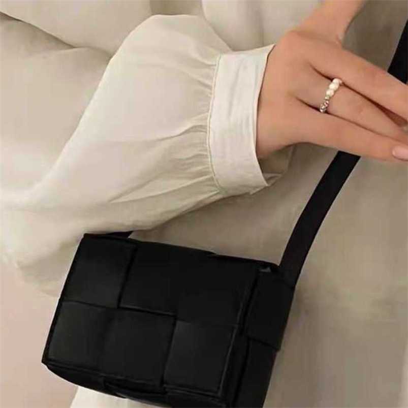 Authentic Women's Leather Grid Designer Bags Woven Venetas Green Fashion Bags Cassettes Small Square Pillow Bottegas Bag Chest Mini Shoulder Outlet0DPU, Pink
Authentic Women's Leather Grid Designer Bags Woven Venetas Green Fashion Bags Cassettes Small Square Pillow Bottegas Bag Chest Mini Shoulder Outlet0DPU, Pink