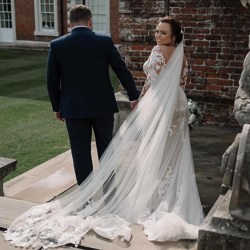 Plus Size Long Sleeves V Neck Mermaid Wedding Dresses Backless Lace Appliques Bridal Gown Scoop Neck Garden Wedding Gown