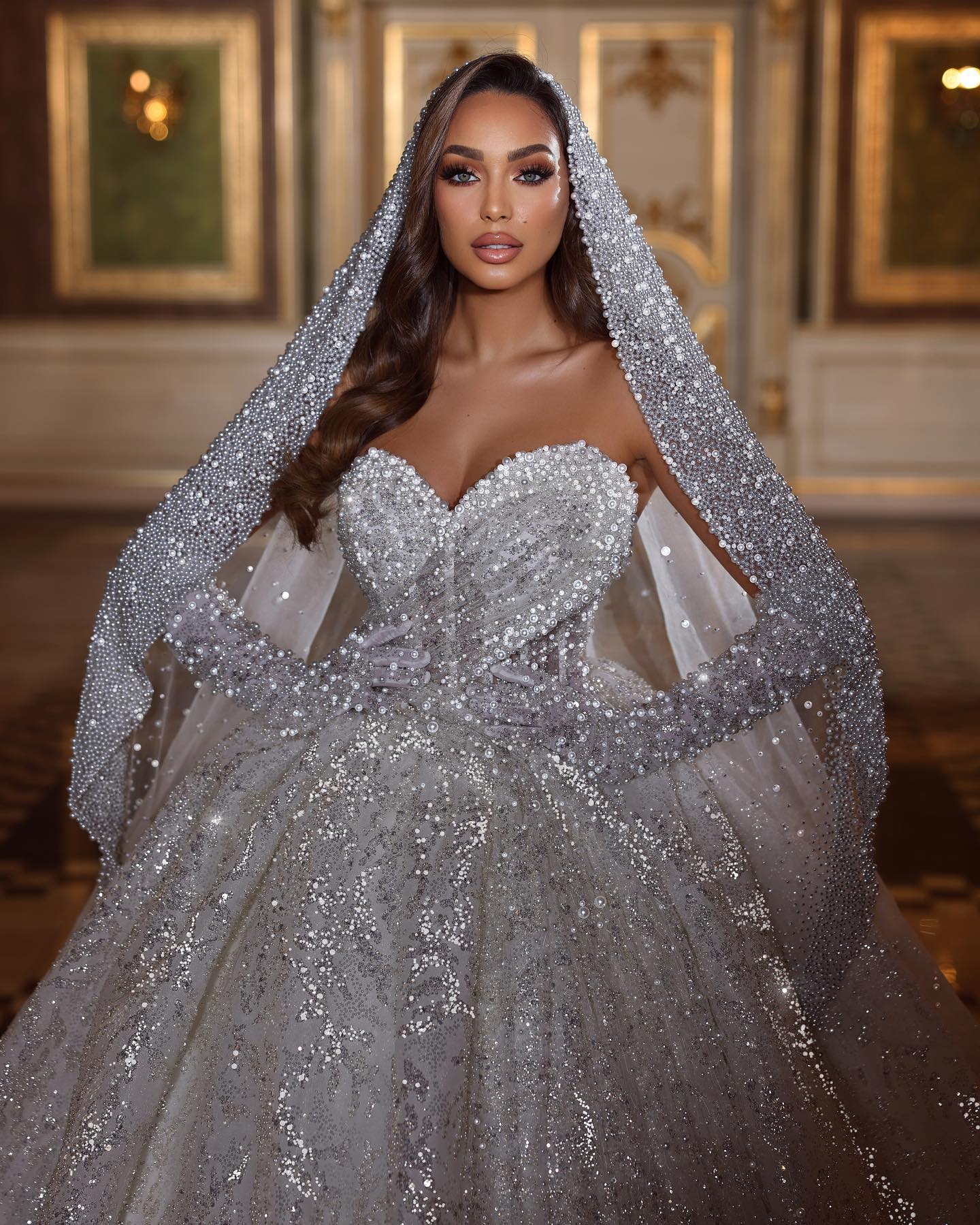 Gorgeous Ball Gown Wedding Dresses Sweetheart Shining Sequins Applicants Pearls Chapel Gown Backless Custom Made Plus Size Bridal Gown Vestidos De Nov